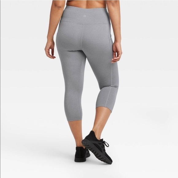 All in motion Sculpted High-Waisted Capri leggings - Picture 5 of 10